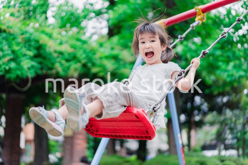 パパと公園で遊ぶ女の子