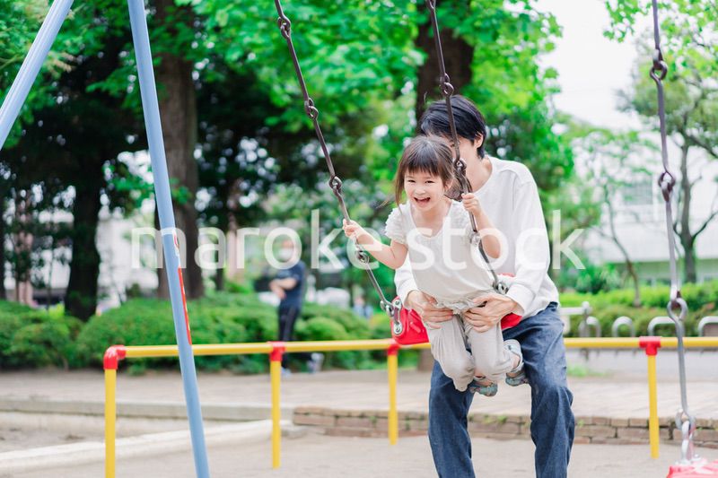 パパと公園で遊ぶ女の子