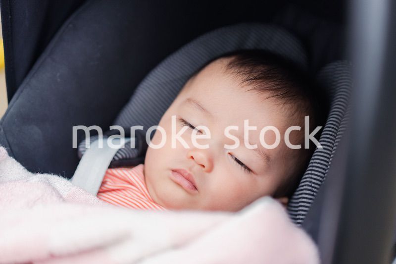 ベビーカーですやすや寝る赤ちゃん