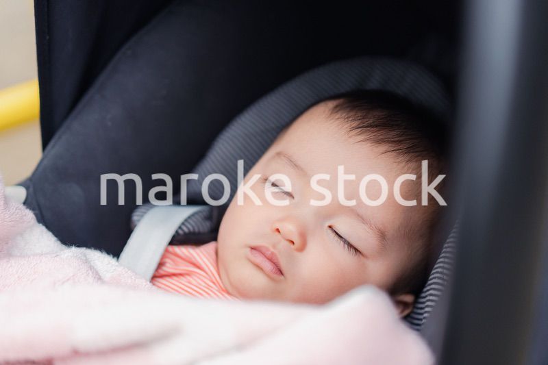 ベビーカーですやすや寝る赤ちゃん