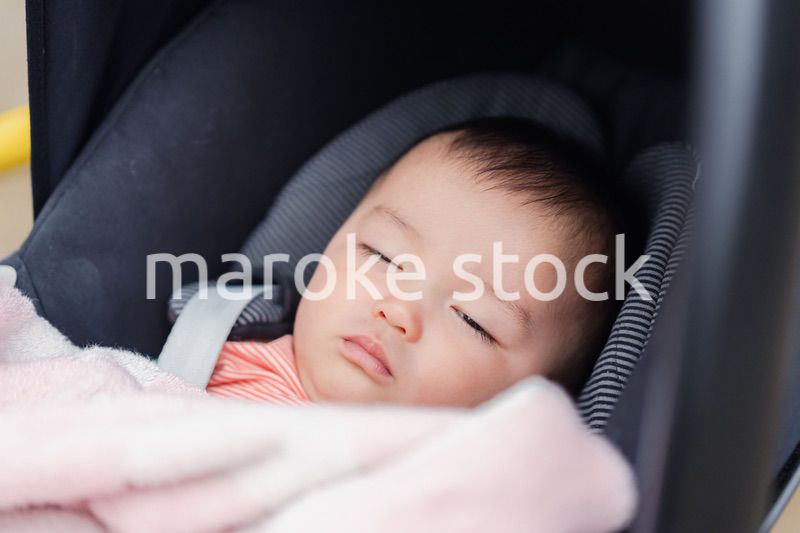 ベビーカーですやすや寝る赤ちゃん