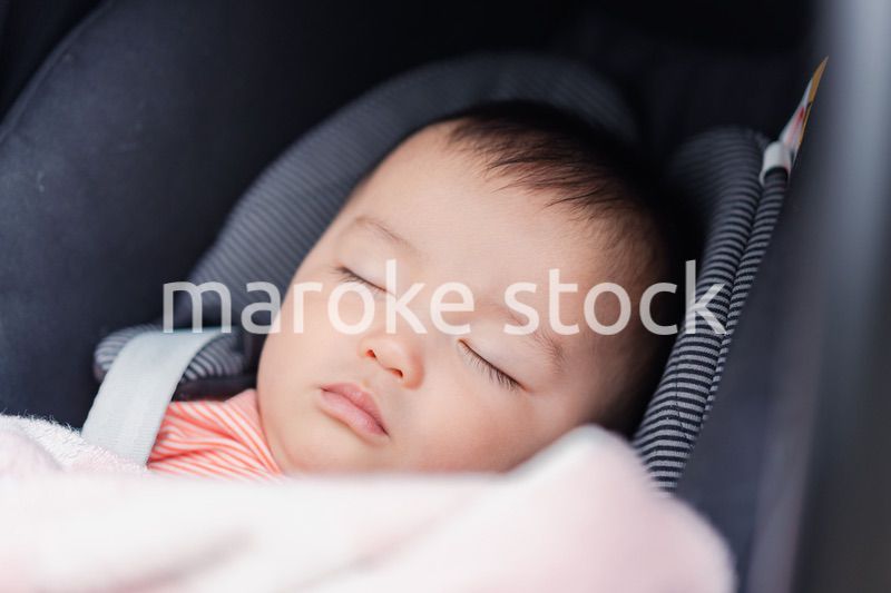 ベビーカーですやすや寝る赤ちゃん