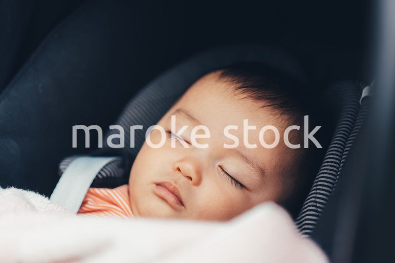 ベビーカーですやすや寝る赤ちゃん