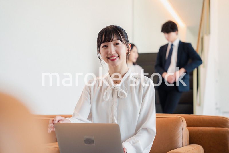 オフィスで働くビジネスパーソン