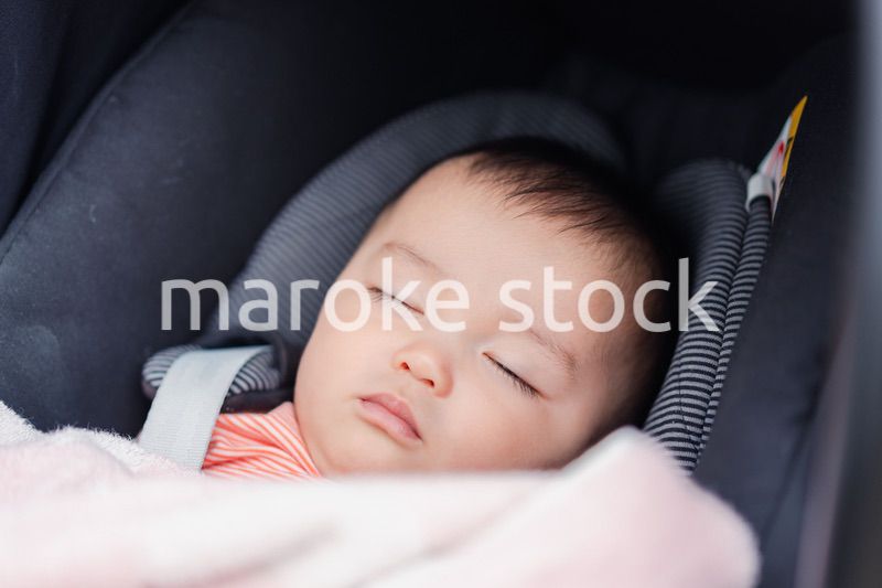 ベビーカーですやすや寝る赤ちゃん
