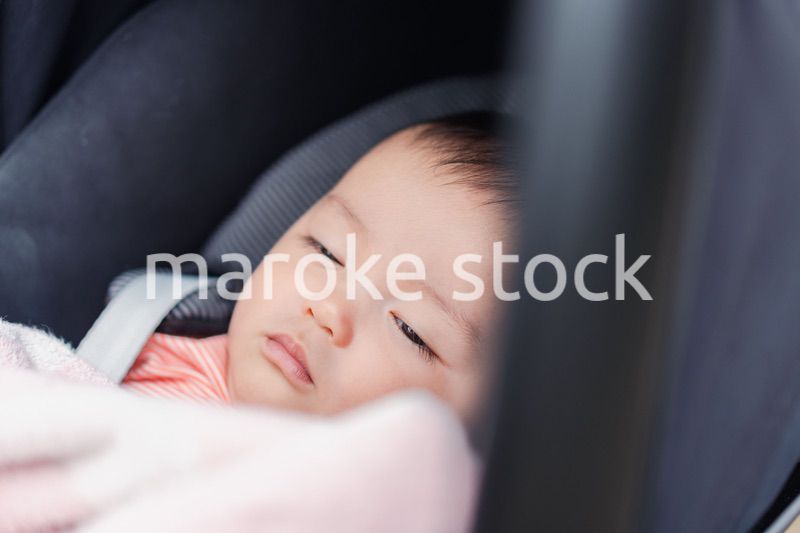 ベビーカーですやすや寝る赤ちゃん