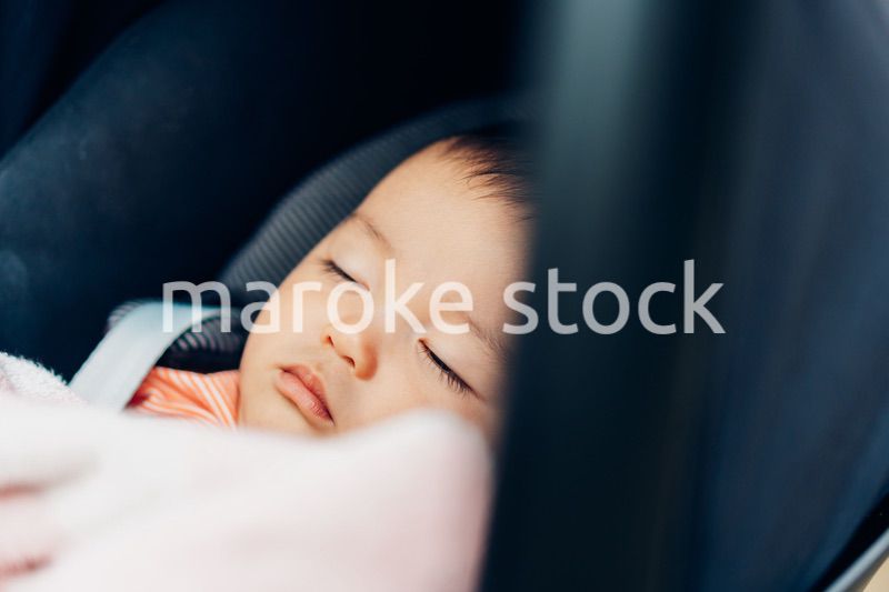 ベビーカーですやすや寝る赤ちゃん