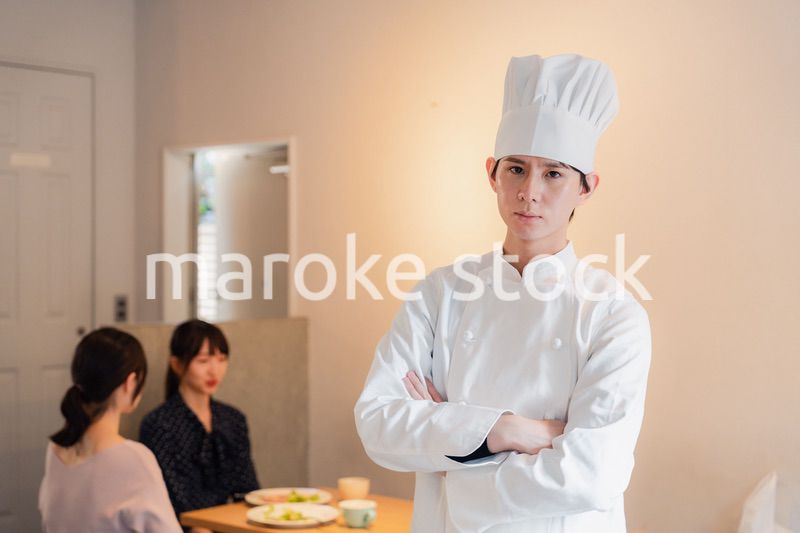人気レストランで腕を振るうシェフ