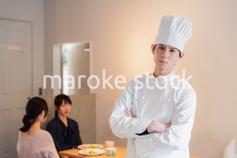 人気レストランで腕を振るうシェフ