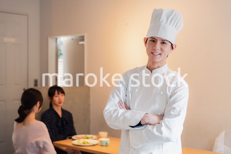 人気レストランで腕を振るうシェフ