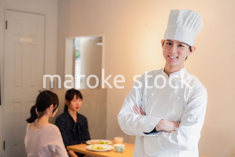 人気レストランで腕を振るうシェフ