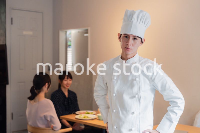 人気レストランで腕を振るうシェフ