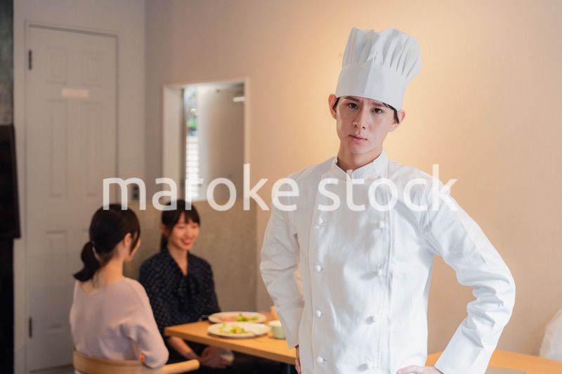 人気レストランで腕を振るうシェフ