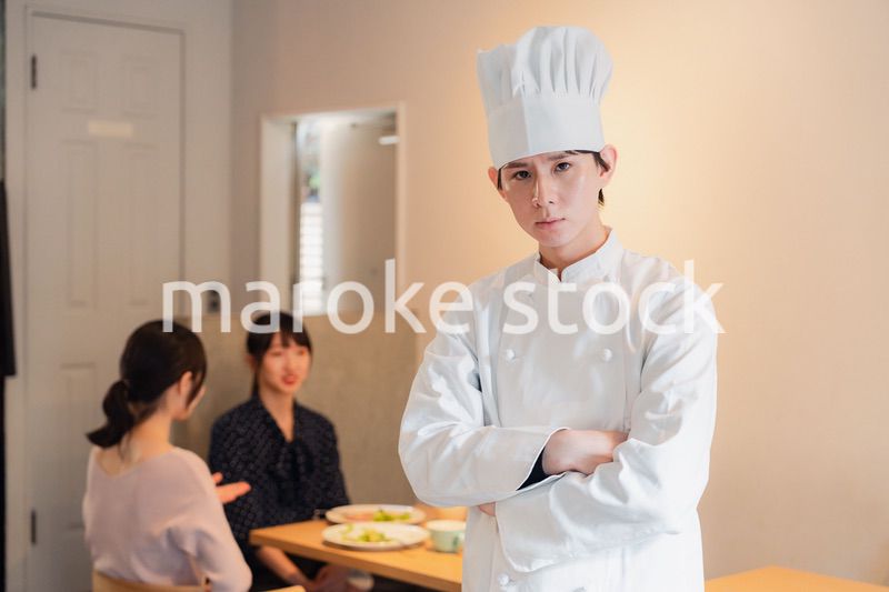 人気レストランで腕を振るうシェフ