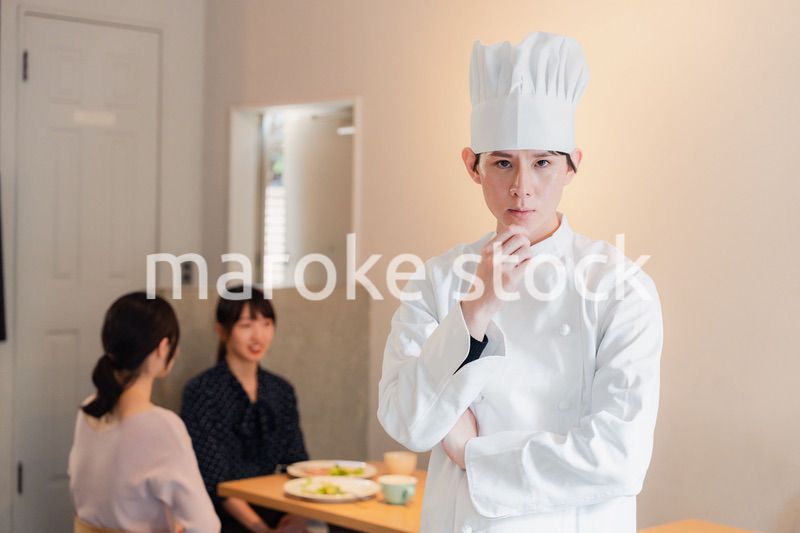 人気レストランで腕を振るうシェフ