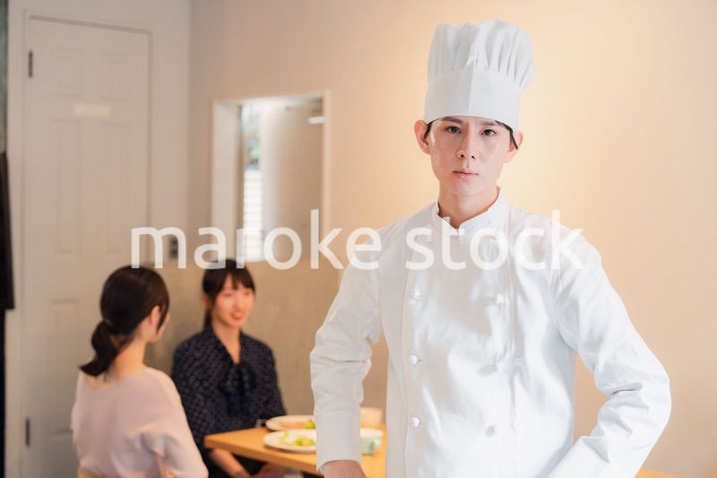 人気レストランで腕を振るうシェフ