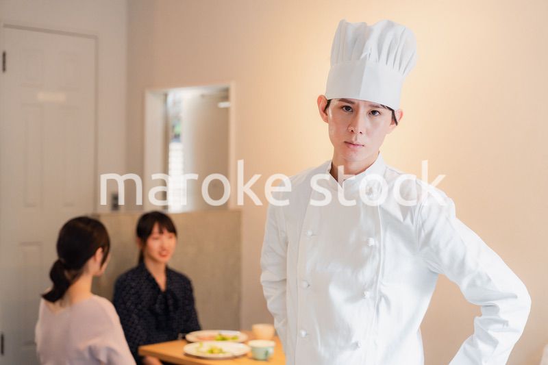 人気レストランで腕を振るうシェフ