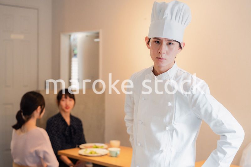 人気レストランで腕を振るうシェフ