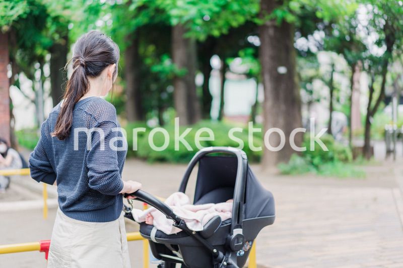 笑顔でベビーカーを押すママ