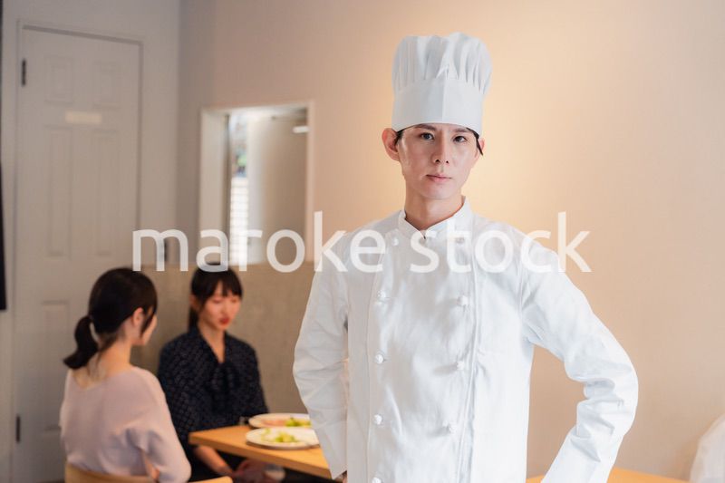人気レストランで腕を振るうシェフ