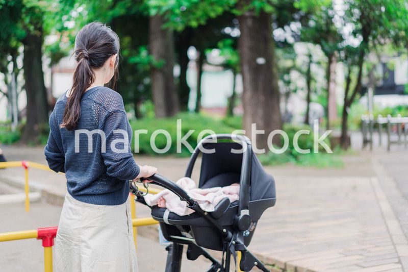 笑顔でベビーカーを押すママ