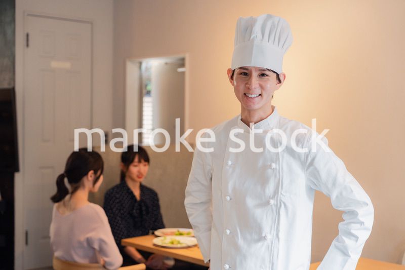 人気レストランで腕を振るうシェフ