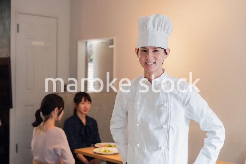 人気レストランで腕を振るうシェフ