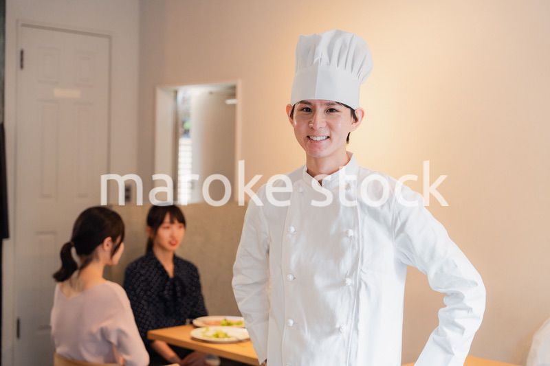 人気レストランで腕を振るうシェフ