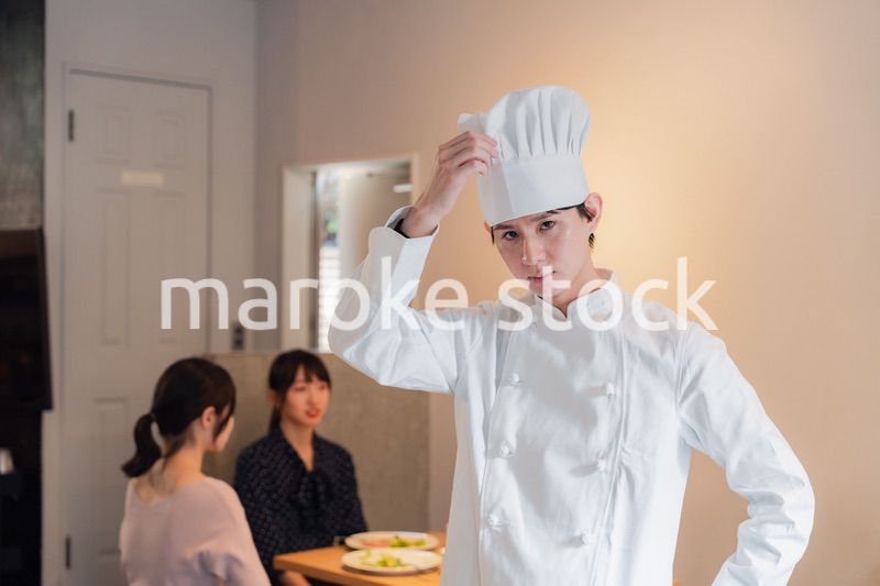 人気レストランで腕を振るうシェフ