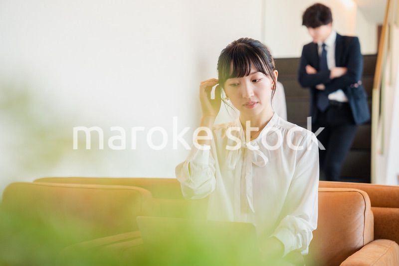 オフィスで働くビジネスパーソン