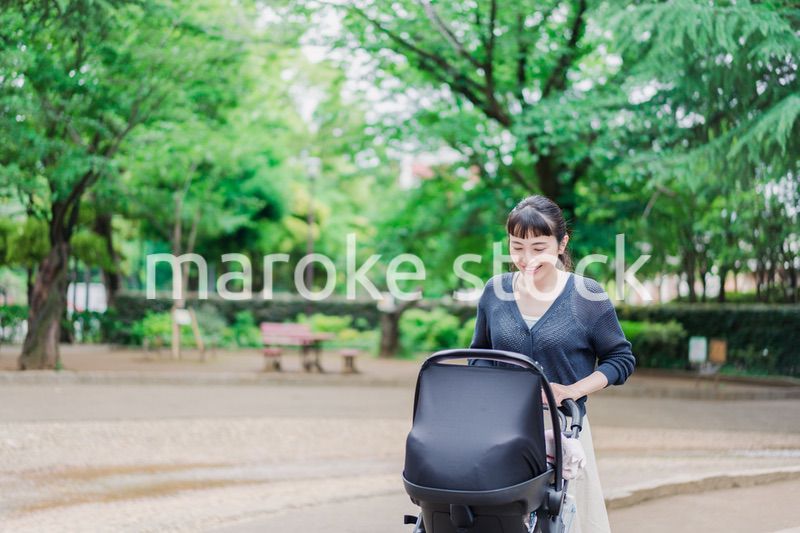 笑顔でベビーカーを押すママ