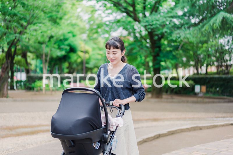 笑顔でベビーカーを押すママ