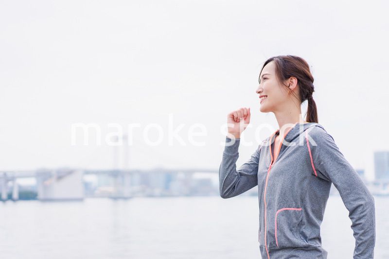 都会でランニングをする女性