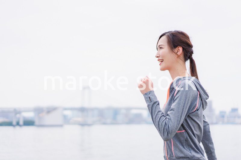 都会でランニングをする女性