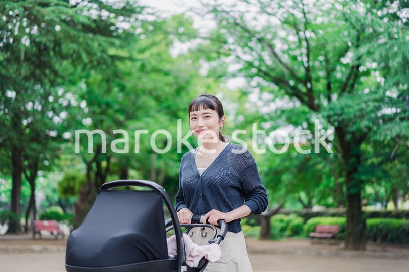 笑顔でベビーカーを押すママ