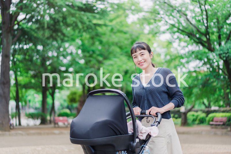 笑顔でベビーカーを押すママ