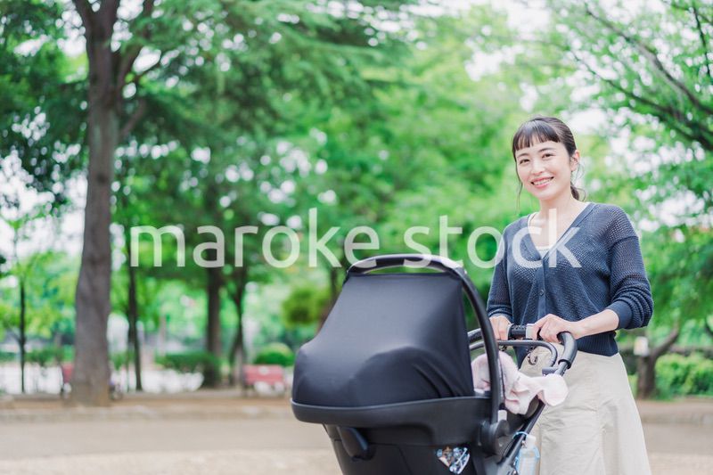 笑顔でベビーカーを押すママ