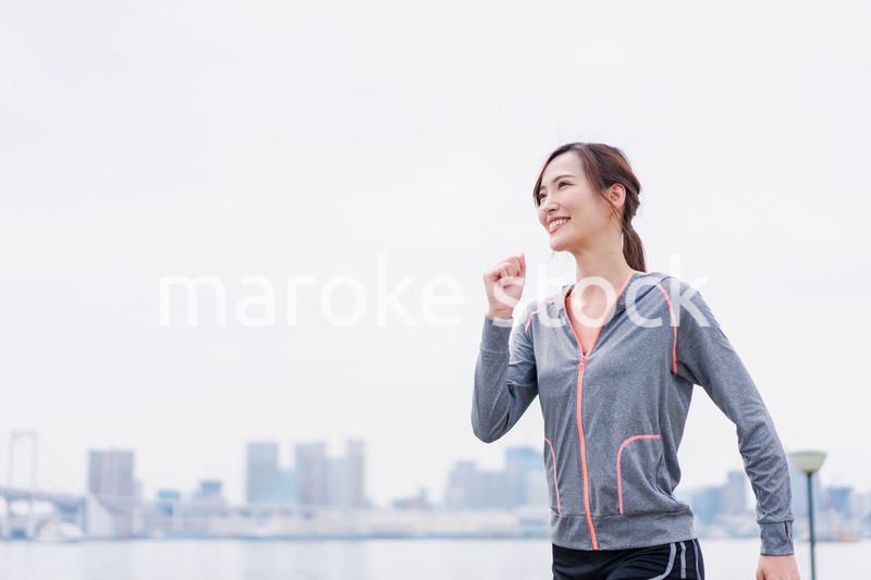 都会でランニングをする女性