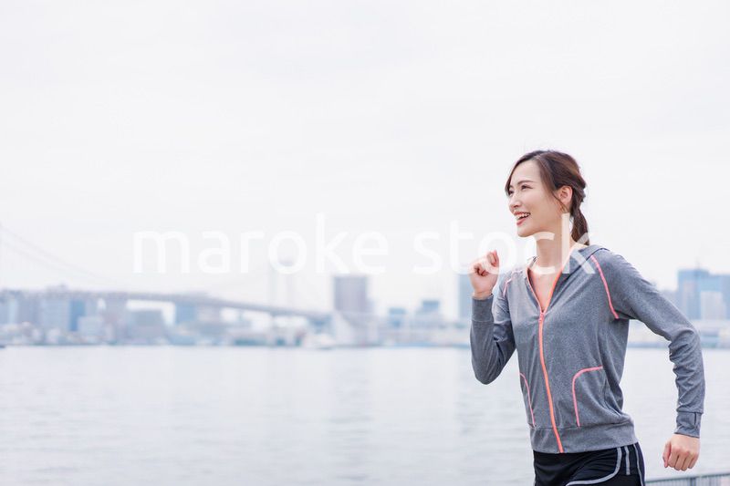 都会でランニングをする女性