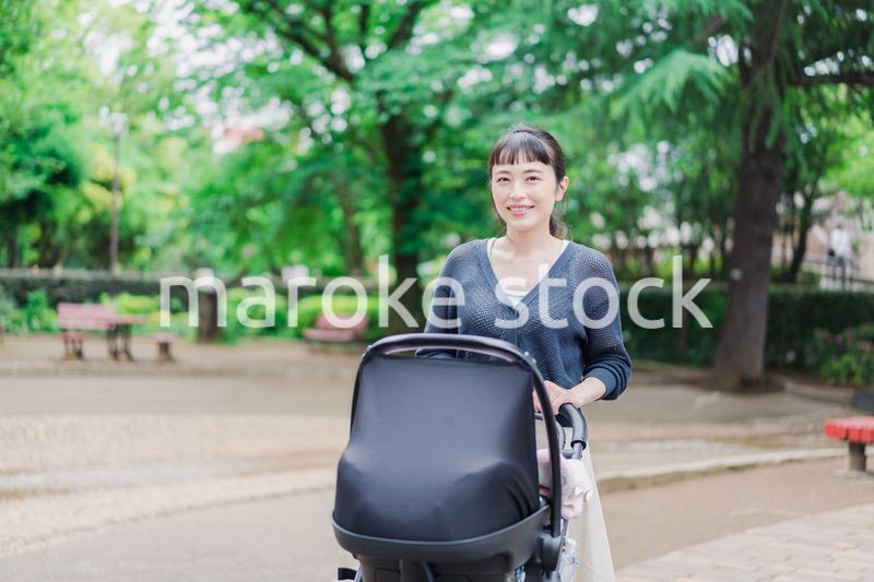 笑顔でベビーカーを押すママ