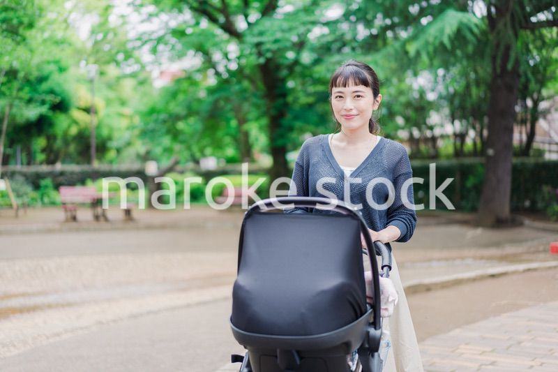 笑顔でベビーカーを押すママ