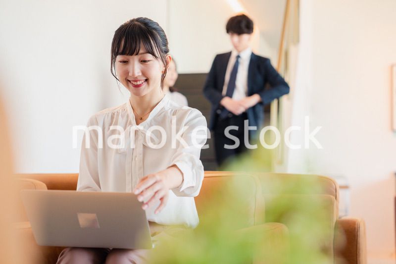 オフィスで働くビジネスパーソン