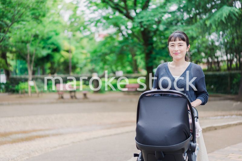 笑顔でベビーカーを押すママ