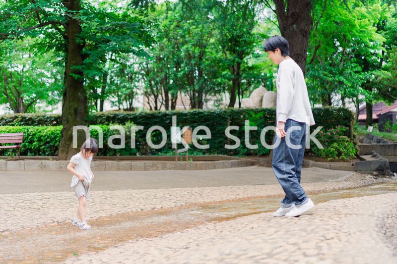 パパと公園で遊ぶ女の子