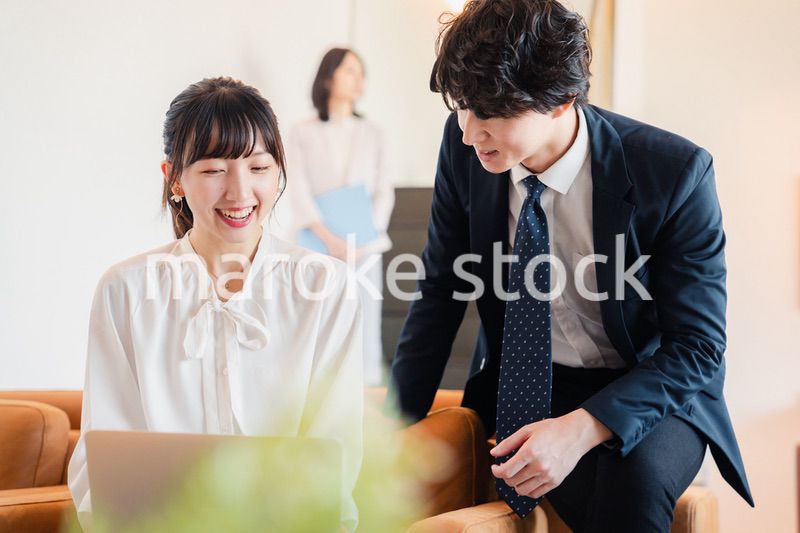 オフィスで働くビジネスパーソン