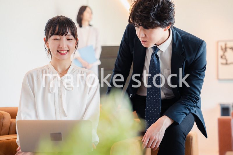 オフィスで働くビジネスパーソン