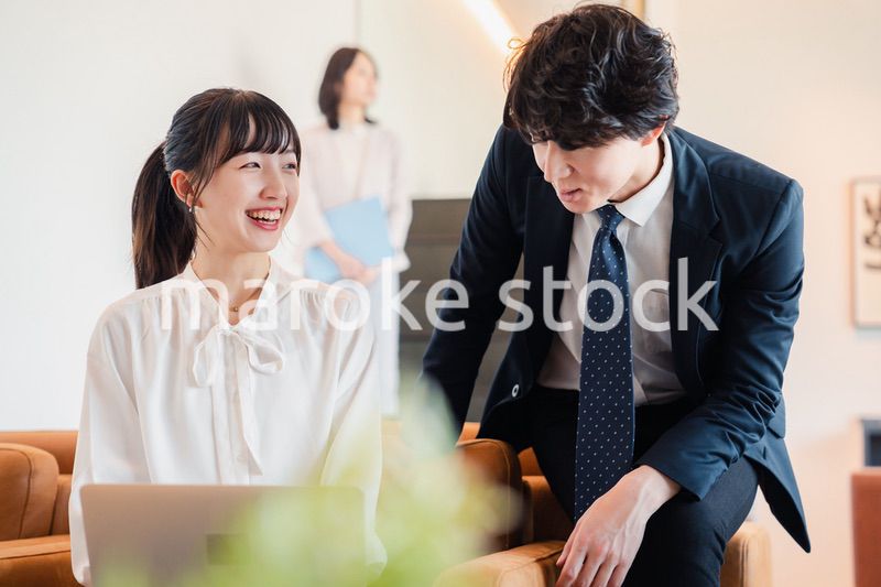 オフィスで働くビジネスパーソン