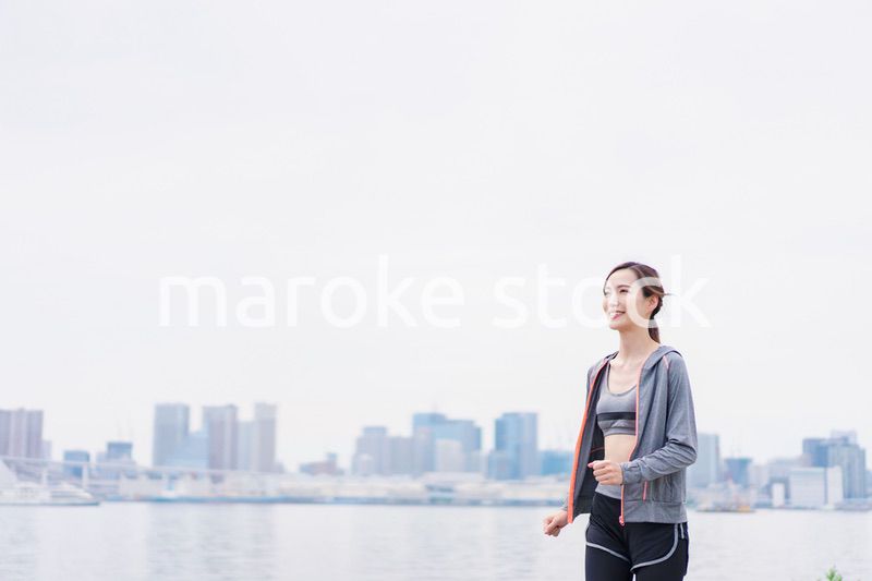 都会でランニングをする女性