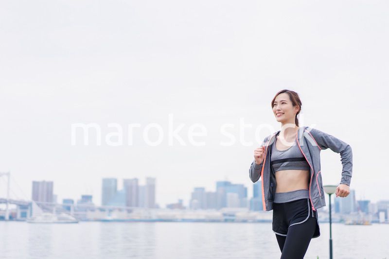 都会でランニングをする女性
