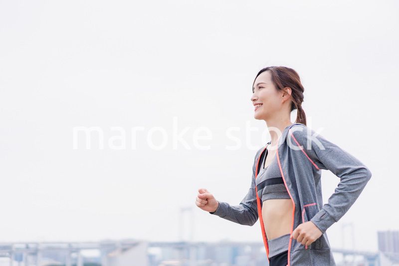 都会でランニングをする女性